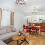 2 Bedroom Cozy Apartment In Malinska Apartament