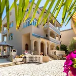 2 Bedroom Cozy Apartment In Malinska Apartament *