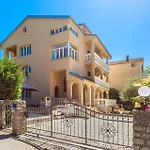 2 Bedroom Cozy Apartment In Malinska
