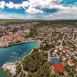 2 Bedroom Cozy Apartment In Malinska