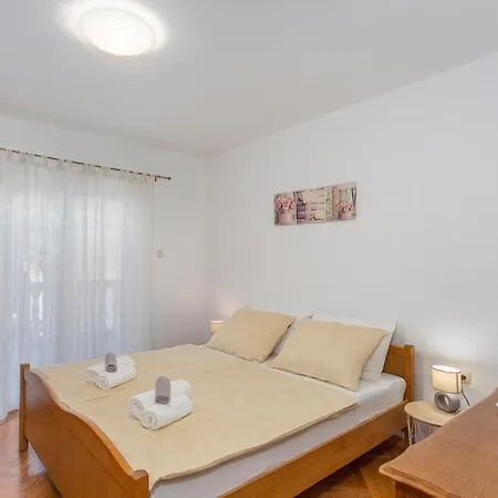 2 Bedroom Cozy Apartment In Malinska Apartman *