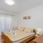 2 Bedroom Cozy Apartment In Malinska 아파트 *
