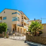 아파트 2 Bedroom Cozy Apartment In Malinska 말린스카