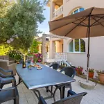 아파트 2 Bedroom Cozy Apartment In Malinska 말린스카