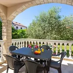 2 Bedroom Cozy Apartment In Malinska