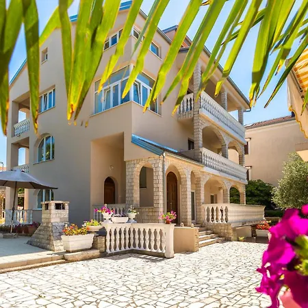 2 Bedroom Cozy Apartment In Malinska Appartement *