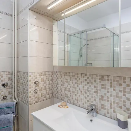 2 Bedroom Cozy Apartment In Malinska *