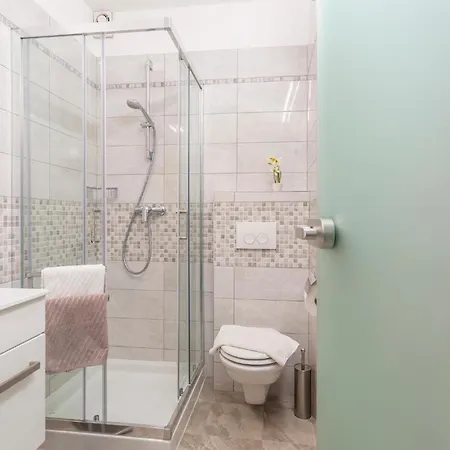 2 Bedroom Cozy Apartment In Malinska
