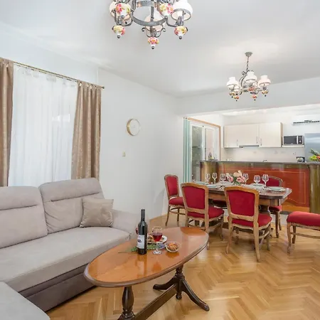 2 Bedroom Cozy Apartment In Malinska Appartamento