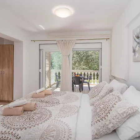 2 Bedroom Cozy Apartment In Malinska *