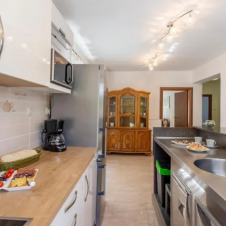 2 Bedroom Cozy Apartment In Malinska * Malinska