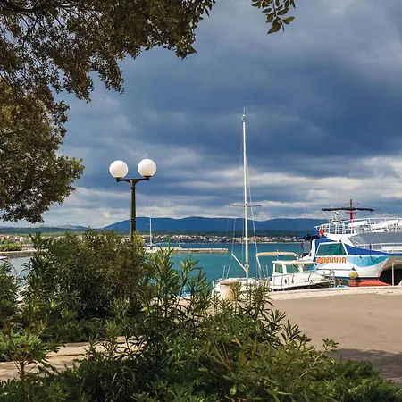 2 Bedroom Cozy Apartment In Malinska Appartamento