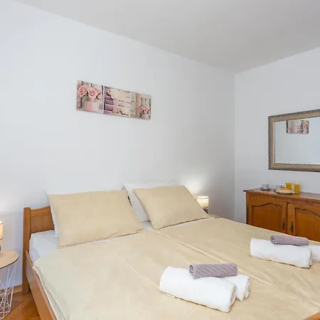 2 Bedroom Cozy Apartment In Malinska * Malinska