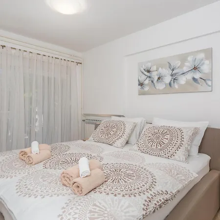 2 Bedroom Cozy Apartment In Malinska Malinska