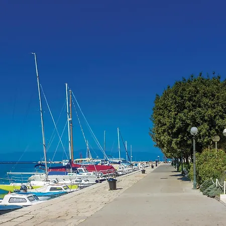 2 Bedroom Cozy Apartment In Malinska *