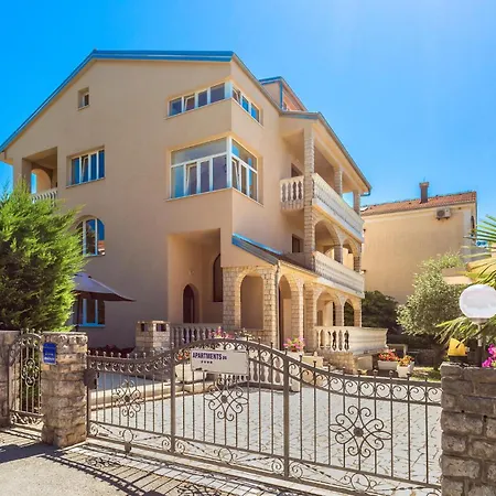 2 Bedroom Cozy Apartment In Malinska
