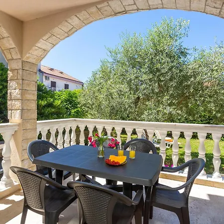 2 Bedroom Cozy Apartment In Malinska